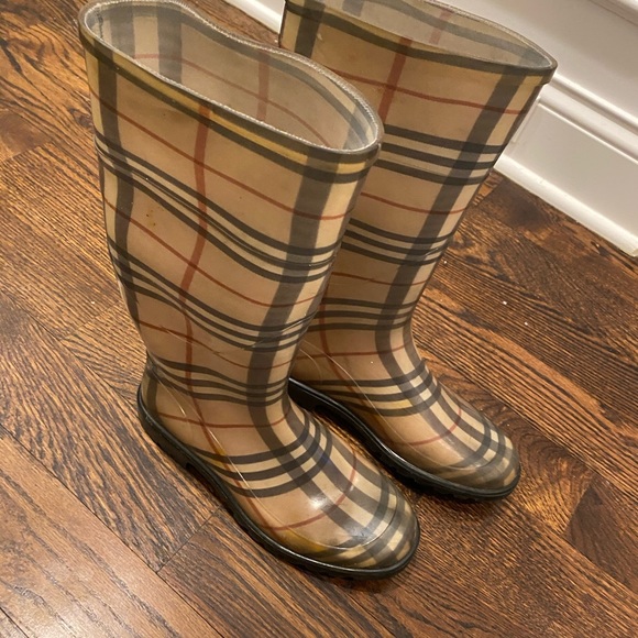 Burberry rain boots - Picture 1 of 4